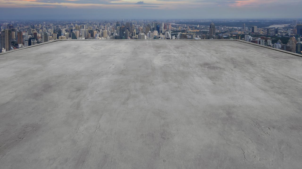 ①屋上・外壁は常に雨風にさらされているため劣化が激しい