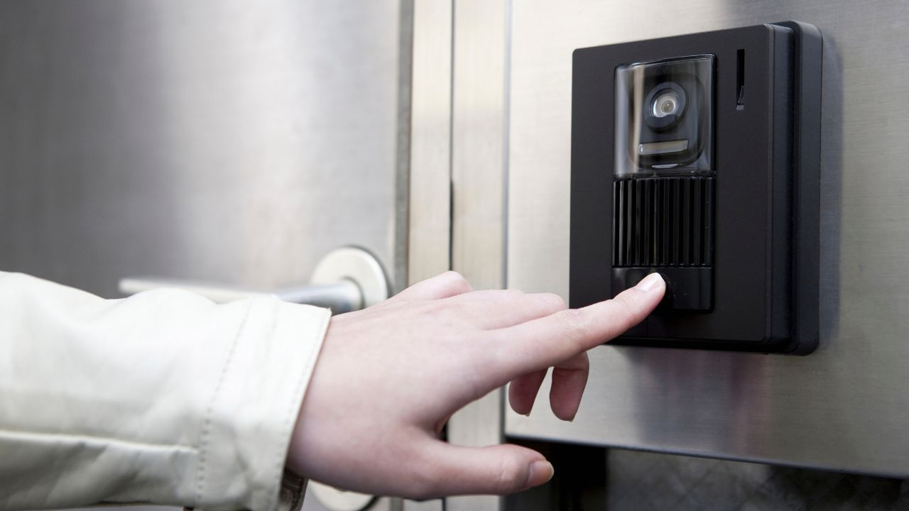 悪徳業者の特徴①:無料の点検を装った訪問販売で不安を煽ってくる