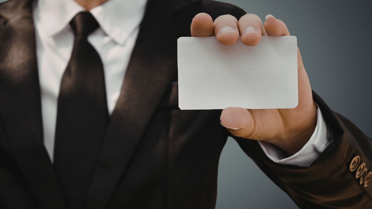 悪徳業者の特徴②:名刺を渡してくれず、会社の実名を調べても出てこない